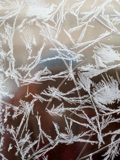 Foto Spiegelung auf vereister Fläche Vera Berg fotografiert sich in einer vereisten Fläche und ist verschwommen zu erkennen.