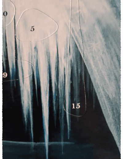 Ausschnitt des Kleides der Schneekönigin, an dem Eiszapfen hängen.