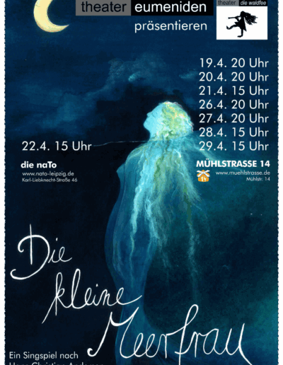 Eine Nixe durchbricht bei Mondlicht und mit geschlossenen Augen die Wasseroberfläche.