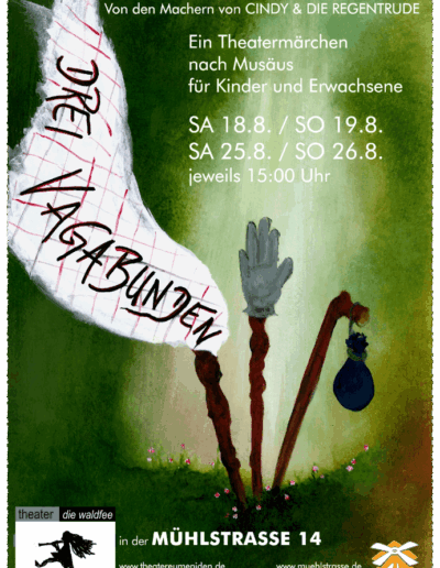 Drei gewundene Wanderstäbe stehen in den Boden einer Waldlichtung gerammt. Am ersten flattert ein Tischtuch, auf dem zweiten steckt ein Handschuh, am dritten baumelt ein Sack mit Münzen.