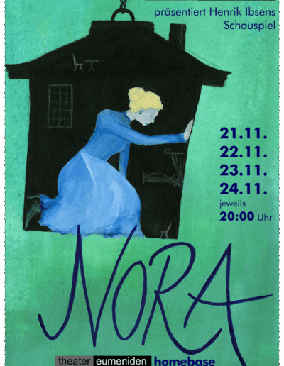 Eine junge Frau im Kleid mit Schürze stemmt sich von innen heraus gegen die Wand eines finsteren Hauses, das an einer Kette im Bildraum baumelt.