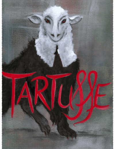 Ein Wolf mit Schafsmaske blickt den Betrachter mit roten Augen direkt an.