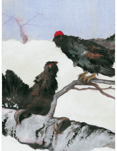 Auerhahn und Auerhenne sitzen in einer Winterlandschaft auf einem, im Schnee liegenden, Birkenstamm. Sie sind einander zugewandt.