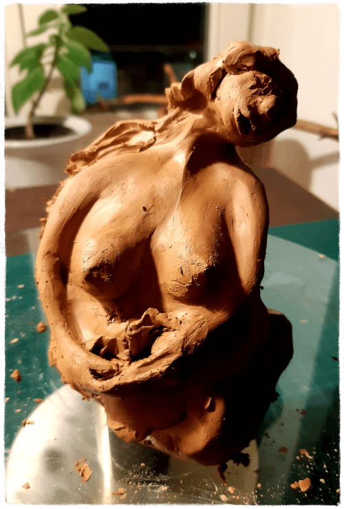 Foto Entstehung einer weiblichen Archetypen-Plastik Ton-Plastik einer Frau im Entstehungsprozess, die einen weiblichen Archetypen verkörpern wird.