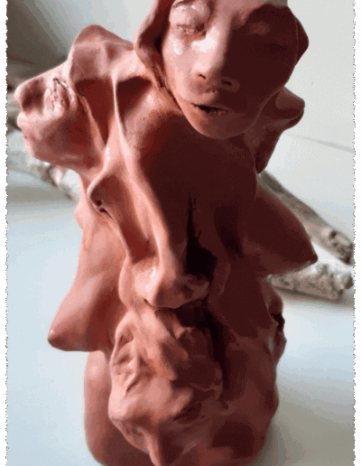 Die Plastik wächst in Form dreier Frauenkörper nach oben. Es ist nicht klar, wo welche beginnt oder aufhört. Ganz unten ist die Älteste, sie richtet ihren Blick nach unten auf die Erde. Etwa in der Mitte findet sich die Frau mittleren Alters. Ihr Blick geht nach oben, beinahe flehentlich. Oben ist die Jüngste der drei zu sehen. Sie macht einen kriegerischen Eindruck – stolz und geradeaus. Die Plastik ist aus rostrotem Ton gefertigt und nur teilweise mit farblos glänzender Glasur befleckt.