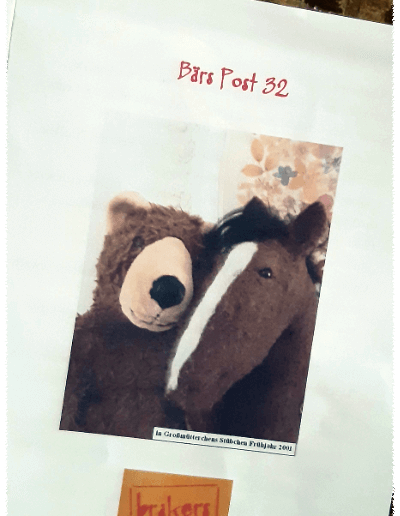 Vorderseite der BÄR POST 32 mit einem Foto von BÄR und Pferd Cholostjak. Cholostjak ist ein braunes Pferd mit weißer Blesse und schwarzem Haar. Sie sind Kopf an Kopf in Nahaufnahme zu sehen. Unter dem Foto ist das Logo des Eisladens „brakers“ in rot-gelb erkennbar.