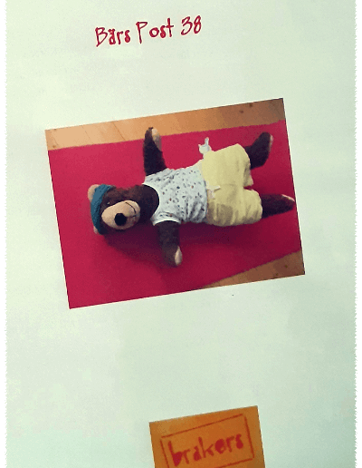 Vorderseite der BÄR POST 38 mit einem Foto von BÄR in Draufsicht, während er auf einer roten Yogamatte sportelt. BÄR trägt ein Stirnband, ein weißes Unterhemd und gelbe Shorts. Er streckt alle Gliedmaßen von sich. Unter dem Foto ist das Logo des Eisladens „brakers“ in rot-gelb erkennbar.