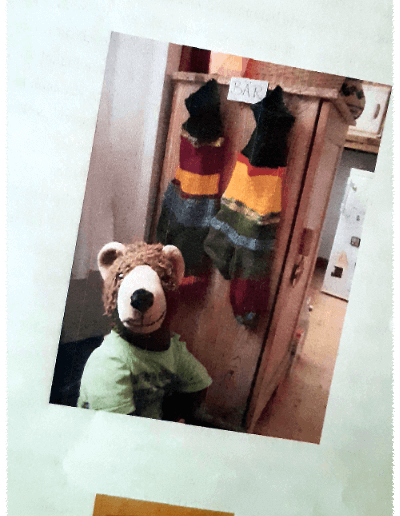 Vorderseite der BÄR POST 8 mit einem Foto von BÄR und seinen bunten Weihnachtsstrümpfen,die an einem Schränkchen hängen. Unter dem Foto ist das Logo des Eisladens "brakers" in rot-gelb erkennbar.