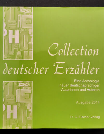Vorderseite des hellgrünen Einbands der Anthologie Collection deutscher Erzähler in Nahaufnahme. Die Schrift ist weiß. Das Buch liegt auf dunkelblauem Grund.