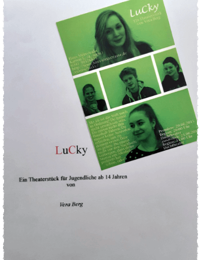 Deckblatt des Theaterstücks LuCky. Auf diesem Deckblatt liegt der grasgrüne Flyer der damaligen Inszenierung des Theaterstückes mit Fotos der DarstellerInnen.