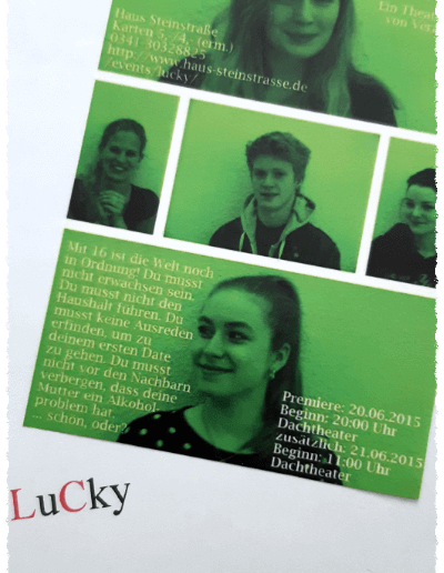 Detailaufnahme des Deckblattes des Theaterstücks LuCky und des grasgrünen Flyers der damaligen Inszenierung des Theaterstückes. Auf dem Flyer sind DarstellerInnen und Inhaltsangabe gut erkennbar.