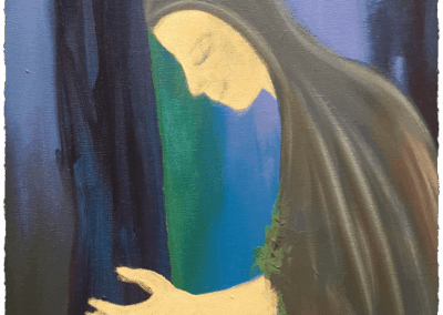 Eine Frau in dunklem Umhang, Nonnen-artig, scheint aus dem Waldboden am Fuße eines Baumes herauszuwachsen. Mit geschlossenen Augen lehnt sie mit der Stirn an einem dunkelblauen Baumstamm. Mit ihrer linken Hand berührt sie den Stamm, der vor einem Hintergrund aus Grün-und Blautönen steht.