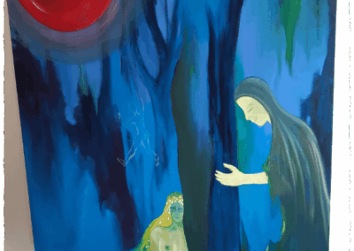 Ein großes Bild in Grün-und Blautönen steht auf einer Wandstaffelei. Es befindet sich noch im Malprozess. Eine sitzende und eine stehende Figur sind bereits gut erkennbar sowie eine große, rote Sonnenkugel im linken, oberen Bildteil.
