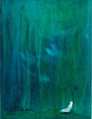 In einem grünblauen, märchenhaften Wald sitzt eine Frau im unteren Bildrand auf dem Boden, gelehnt an einen Baum und abgewandt vom Betrachter. Sie ist ganz in weiß gemalt. Durch die Baumstämme hindurch sind die fliegenden Schatten heller Vögel erkennbar.