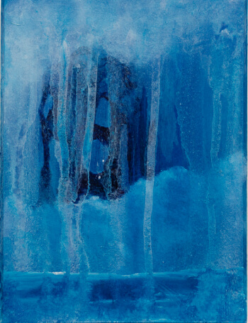 Blick durch eine Art Wasser-Nebel-Schleier auf den Eingang einer Höhle im Fels. Unterhalb der Felsen und im unteren Teil des Bildes scheint ein See zu sein. Das Bild ist in Blautönen gemalt, die aber nicht in Kontrasten stehen.