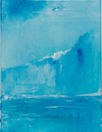 Blick auf eine nordische Landschaft in verschiedenen hellen Blautönen mit dem Meer im Vordergrund, einem weißen Uferstreifen und Felswänden, die dahinter aufragen. Diese fallen steil zum Meer hin ab. Der Himmel ist verhangen.