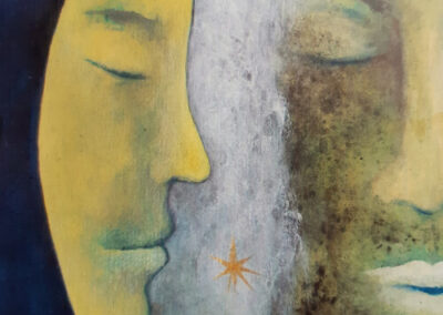 Die linke Mondsichel ist mit halbem Gesicht der Mondin in Großaufnahme zu sehen. Die Sichel ist in einem warmen Gelb und ihr Gesicht scheint leicht zu lächeln im Schlaf.