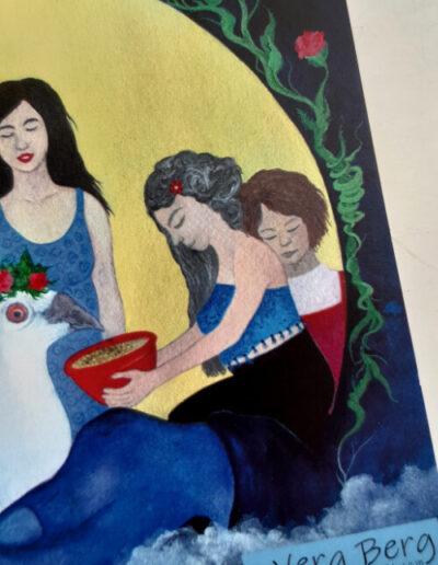 Der Blick richtet sich auf die rechte Bildseite mit knieender Frau mit Futterschüssel und die Lauschende in deren Rücken. Die weiße Taube ist im Anschnitt zu sehen.