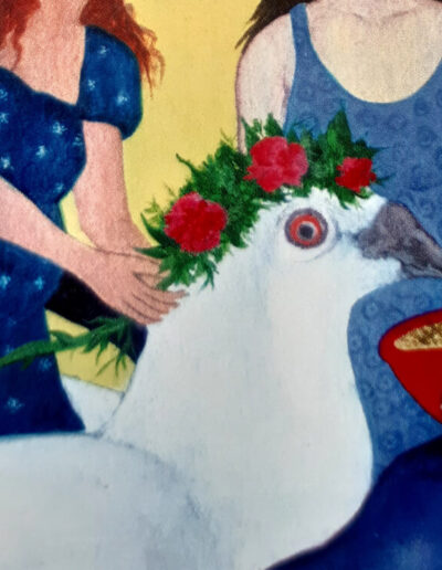 Die weiße Taube mit dem Blütenkranz und der Futterschüssel vor dem Schnabel sitzt im Zentrum und schaut die BetrachterIn direkt an.