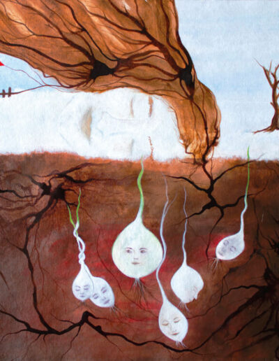 Der Kopf einer Frau liegt mit geschlossenen Augen, lauschend auf der winterlichen, tief braunen Erde, die mit Wurzeln durchzogen ist. In dieser Erde tummeln sich weißgrünliche Pflanzenzwiebeln. Sie streben keimend nach oben. Die Wurzeln aus der Erde wurzeln weiter durch die braunen Haare der Frau Richtung Himmel. Ein roter Papierdrache steigt aus ihren Wurzelhaaren empor, ein kleiner brauner Holzzaun schlängelt sich über ihren Hals und ein kahler Baum steht im Hintergrund im Schnee.