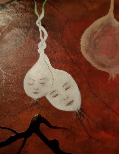 Zwei weißgrünliche Pflanzenzwiebeln sind tief in der dunkelrotbraunen Erde mit geschlossenen Augen aneinander geschmiegt. Sie streben keimend nach oben, wobei ihre Keimlinge sich wie eine Spirale umeinander schlingen.